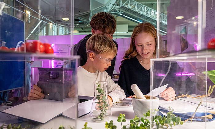 Jugendliche lösen ein Rätsel im Escape Room "Escape from Carbonia" von TUM und e-conversion im Science Communication Lab des Deutschen Museums.