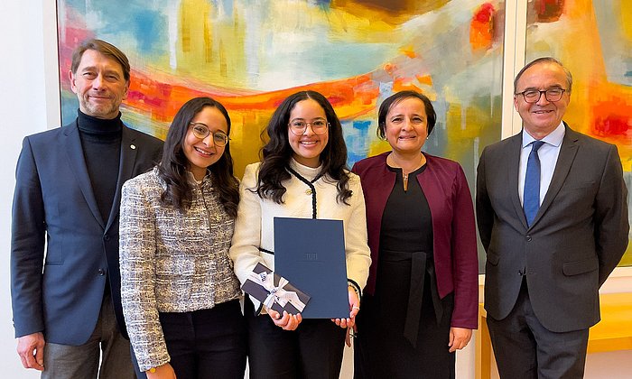 Group photo of DAAD Prize winner Nadine Abdelmalek (center) with Dr. Stephan Geifes (left) and Prof. Gerhard Müller (right), as well as her sister (2nd from left) and her mother (2nd from right).