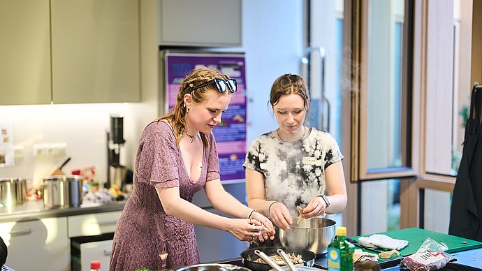 Project lead Anna Fuhrmann and team member Laura Werner in the teaching kitchen at the TUM Campus at the Olympic Park