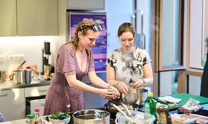 Projektleiterin Anna Fuhrmann und Teammitglied Laura Werner in der Lehrküche am TUM Campus im Olympiapark