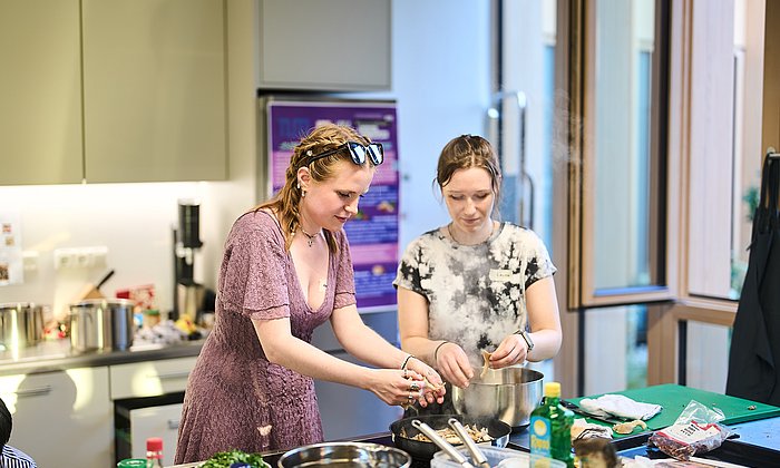 Project lead Anna Fuhrmann and team member Laura Werner in the teaching kitchen at the TUM Campus at the Olympic Park