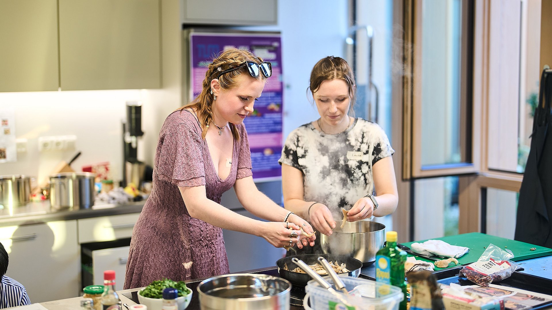 Projektleiterin Anna Fuhrmann und Teammitglied Laura Werner in der Lehrküche am TUM Campus im Olympiapark