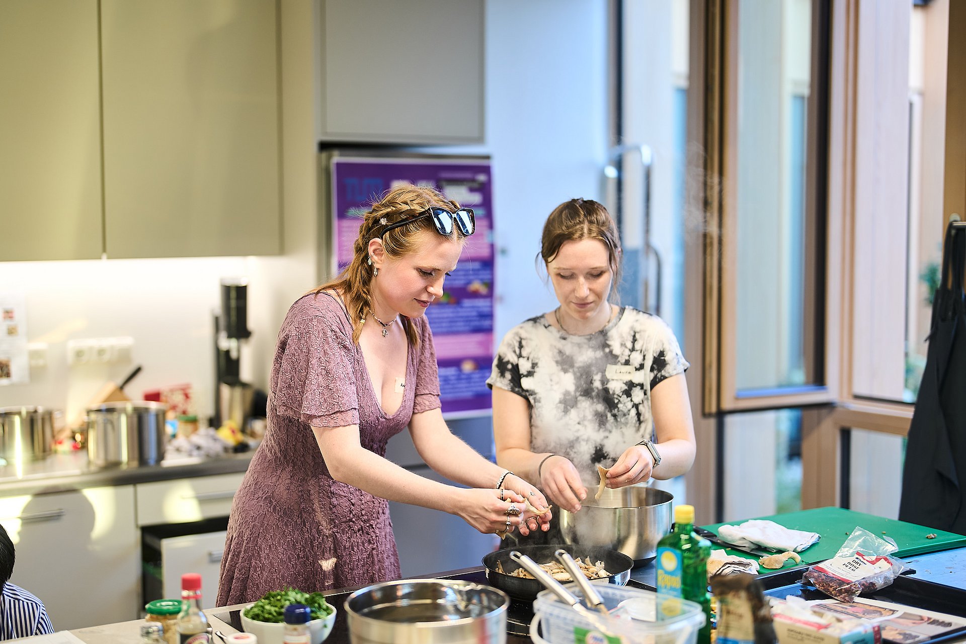 Project lead Anna Fuhrmann and team member Laura Werner in the teaching kitchen at the TUM Campus at the Olympic Park