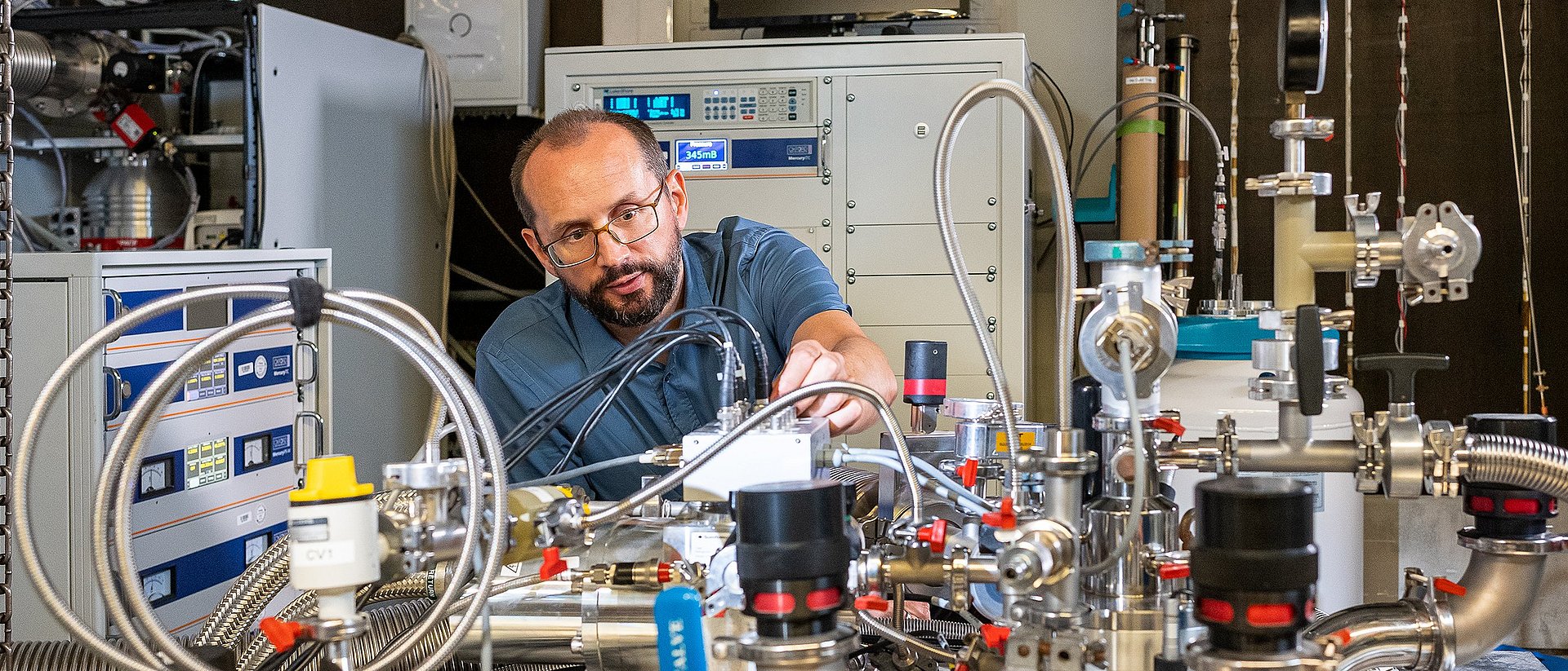 Marc A. Wilde investigates materials with special symmetries, such as manganese-silicon, in the laboratory of the TUM chair for Experimental Physics on the Topology of Correlated Systems.
