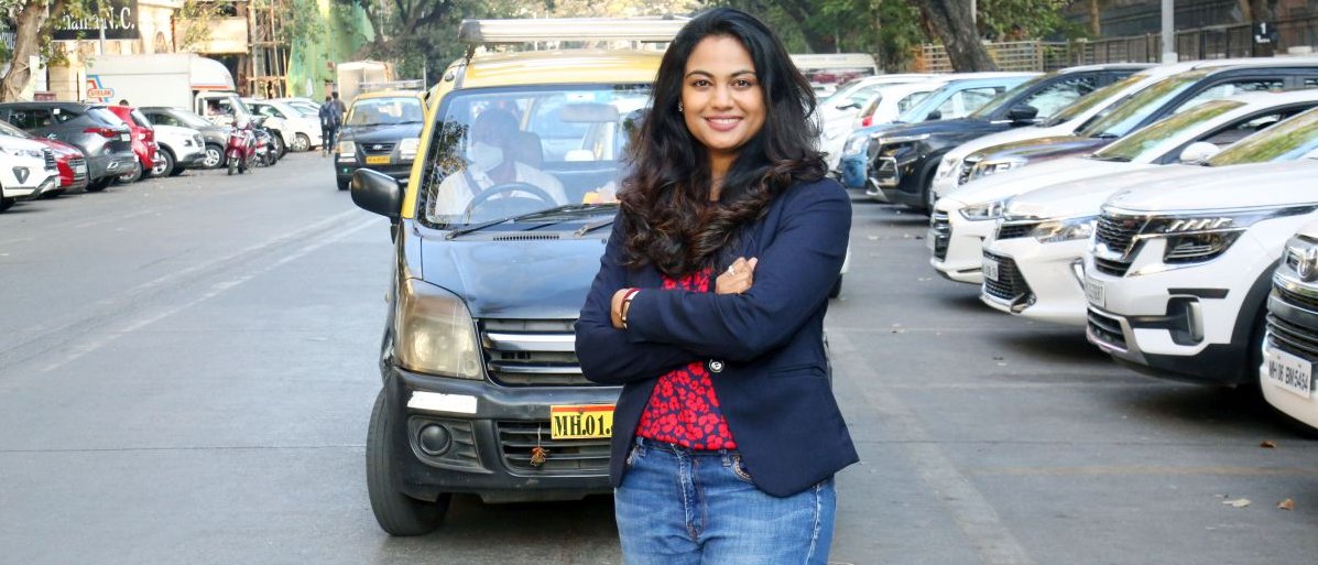 Mohaa Vyas steht auf einer Straße in Mumbai.