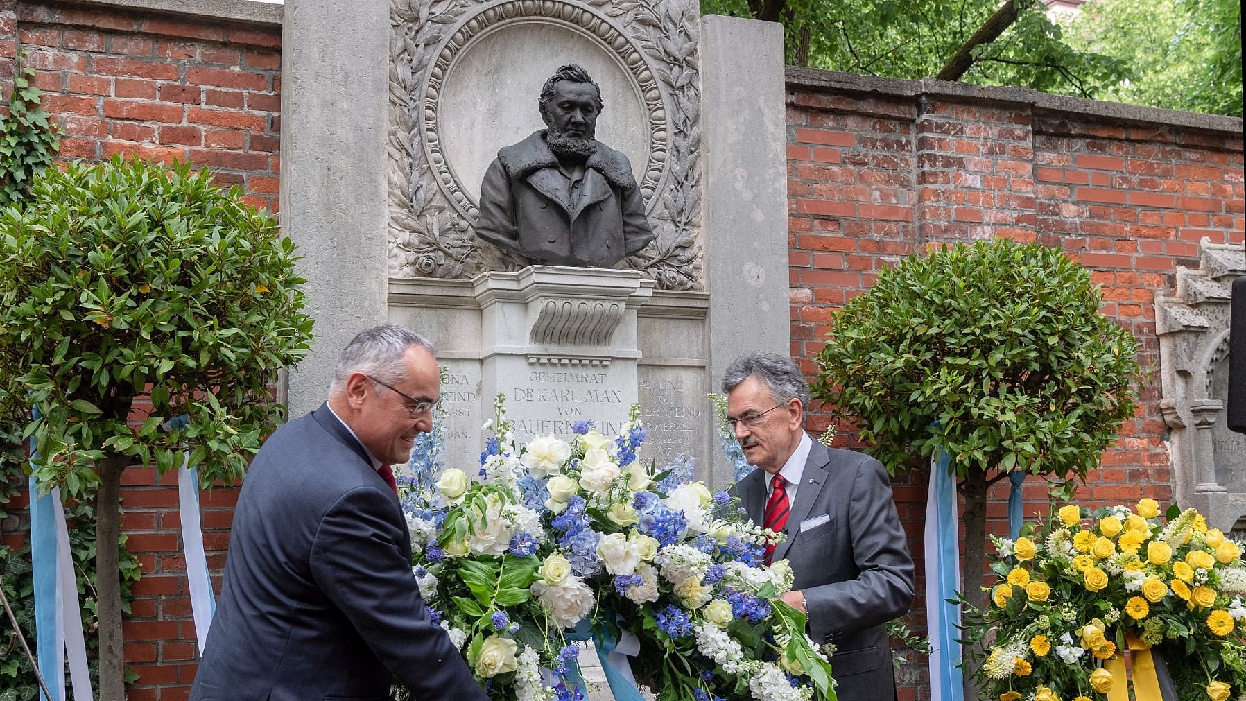President Wolfgang A. Herrmann and Senior Executive Vice President Albert Berger (left) place a wreath at the tomb of Karl Max von Bauernfeind.