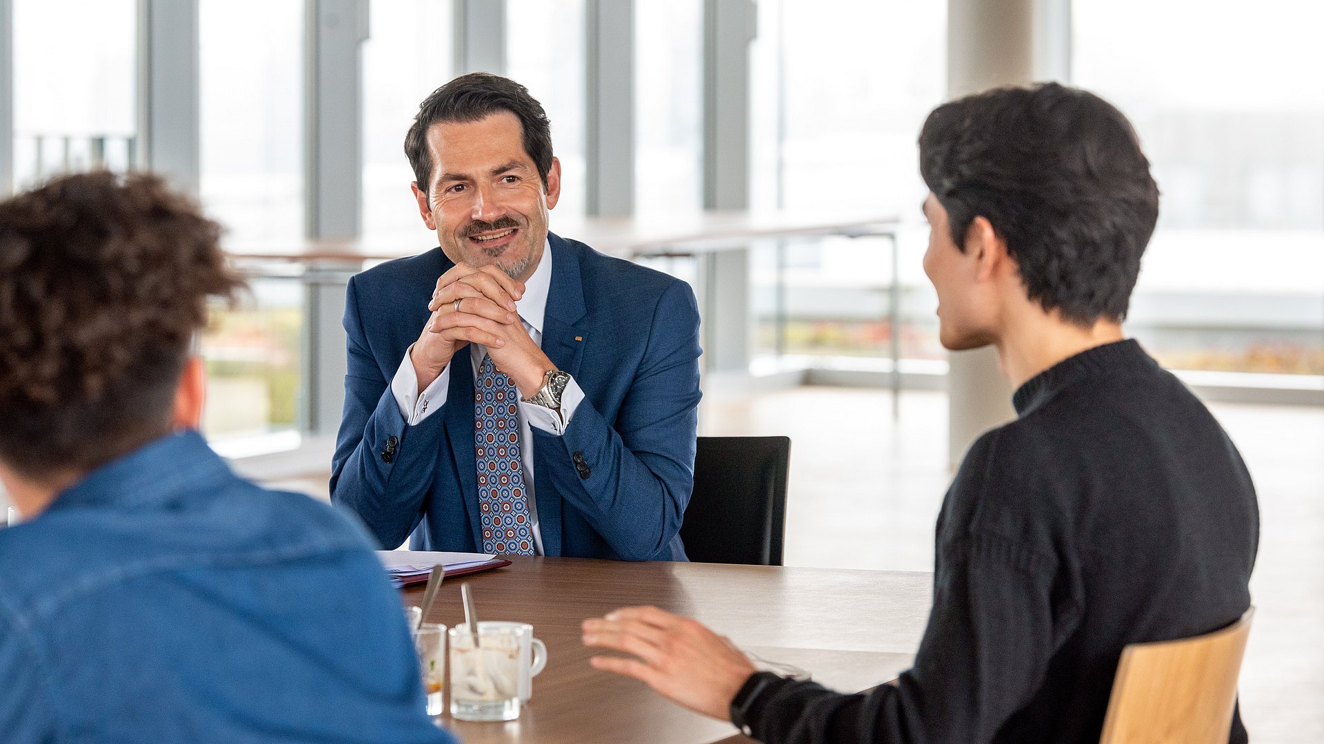 The President of TUM discusses with students and employees