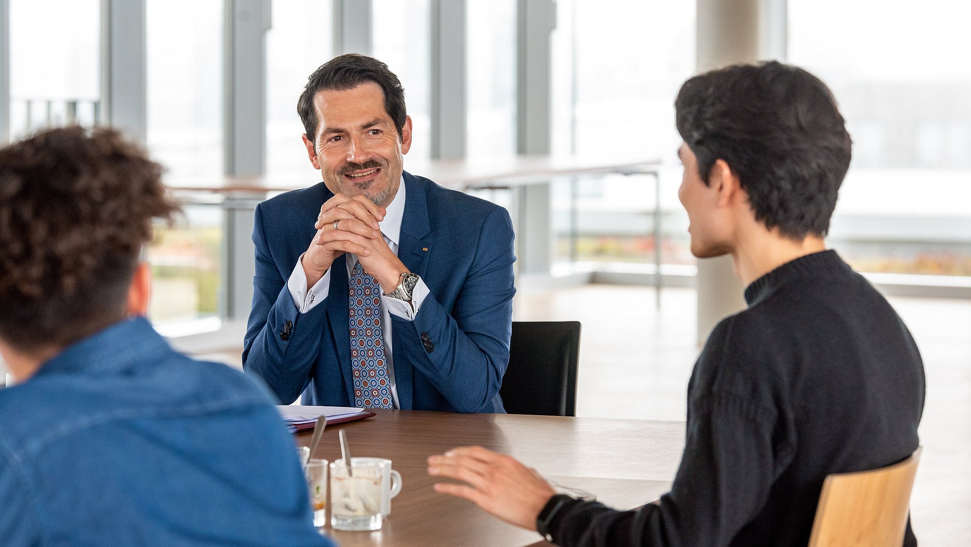 Der Präsident der TUM tauscht sich mit Studierenden und Mitarbeitenden aus