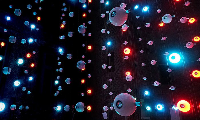444 illuminated loudspeakers transform current research into a walk-in art installation. (Image: T. O. Roth / imachination projects)