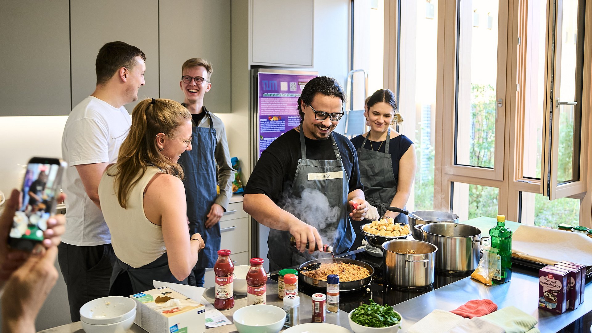 Tizian Fuljatar and participants cooking together