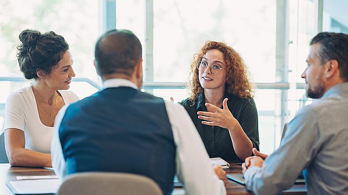Ein Start-up-Team diskutiert.