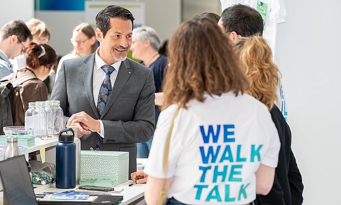 TUM President Thomas F. Hofmann in conversation with exhibitors
