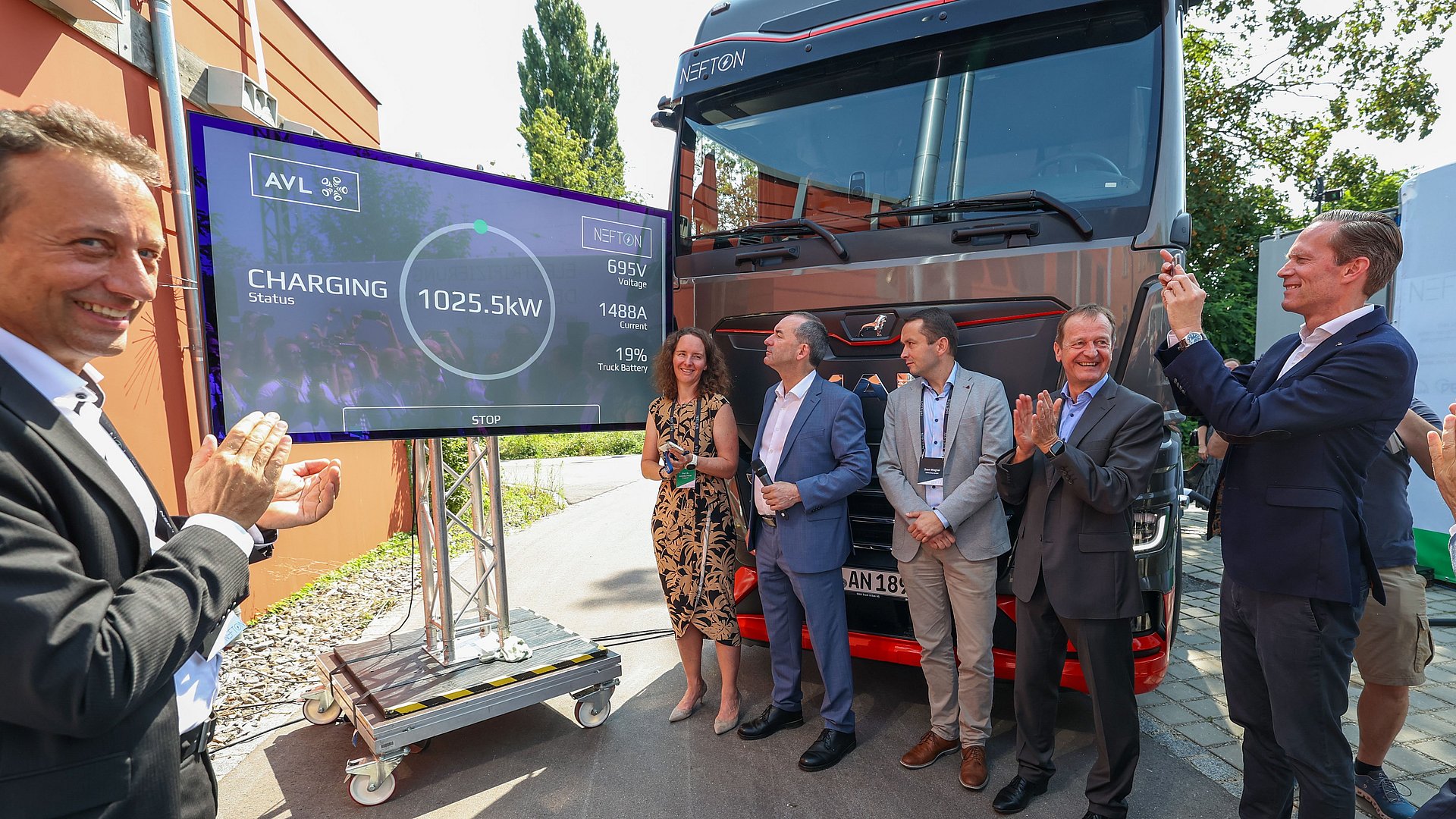 The megawatt charging system was presented with Prof. Markus Lienkamp, the project partners and Minister of Economic Affairs Hubert Aiwanger. 