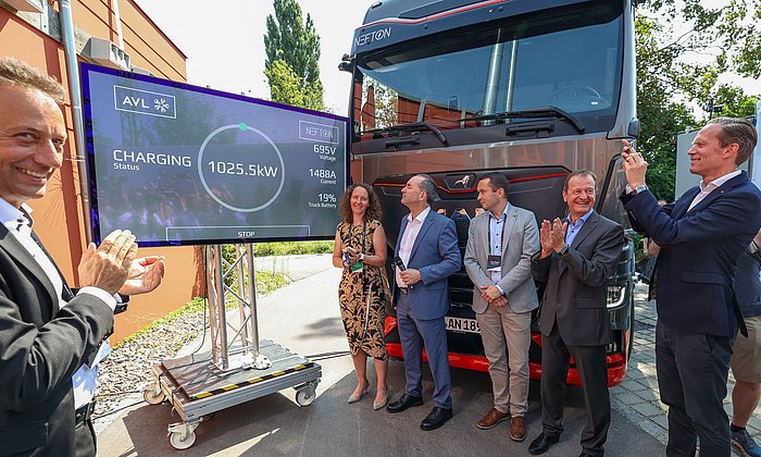 The megawatt charging system was presented with Prof. Markus Lienkamp, the project partners and Minister of Economic Affairs Hubert Aiwanger. 