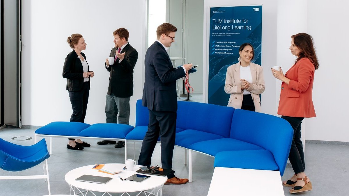 People talk in the rooms of the TUM Institute for LifeLong Learning.