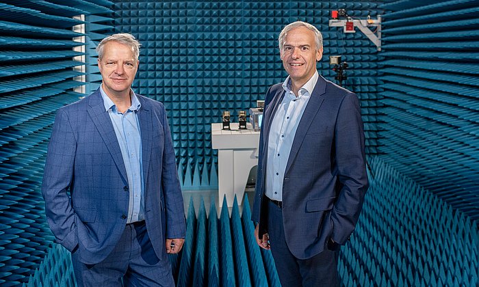 Prof. Dr. Holger Boche, head of the 6G-life initiative, and Prof. Dr. Wolfgang Kellerer, head of the 6G Future Lab Bavaria, in the anechoic chamber.