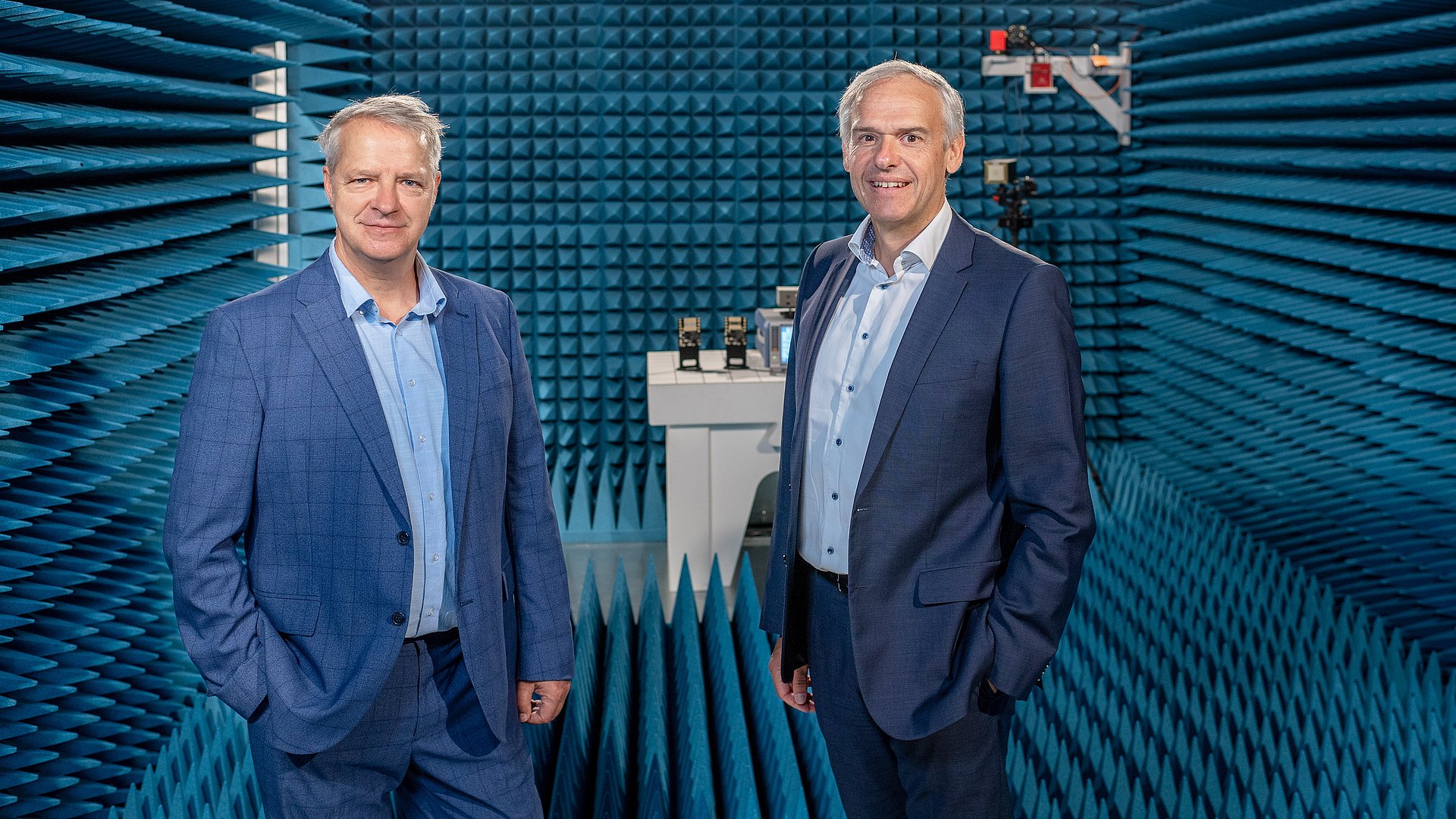 Prof. Dr. Holger Boche, head of the 6G-life initiative, and Prof. Dr. Wolfgang Kellerer, head of the 6G Future Lab Bavaria, in the anechoic chamber.
