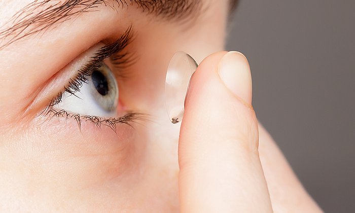 Hilfe für Kontaktlinsenträger mit trockenen Augen könnte eine Substanz aus dem Magen von Schweinen bringen, die auf die Linse aufgebracht wird. (Bild: istock / Koldunov)