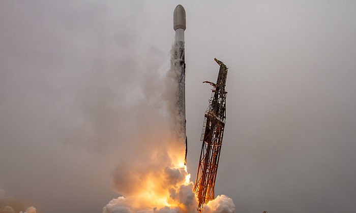 Eine Rakete startet im Nebel