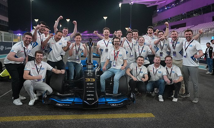 Team feiert versammelt um das Rennfahrzeug den Sieg bei der Abu Dhabi Autonomous Racing League