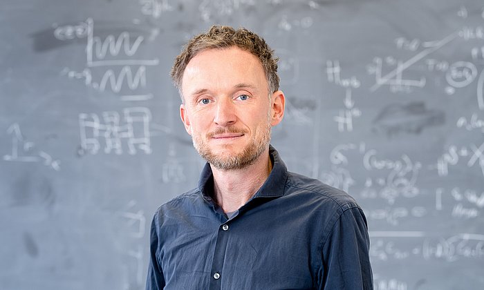 Frank Pollmann ist Professor für Theoretische Festkörperphysik an der TUM School of Natural Sciences. 