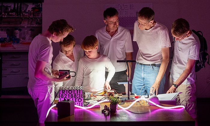 Visitors of the Kunstareal Fest 2025 solving a puzzle in the science escape room Escape from Carbonia.