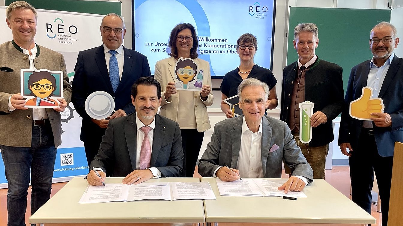 TUM President Prof. Thomas F. Hofmann (front left) and District Administrator Olaf von Löwis sign the cooperation agreement with State Parliament President Ilse Aigner (3rd from left), TUM Chancellor Albert Berger (2nd from left), Prof. Claudia Nerdel (3rd from right) and representatives of the region. 