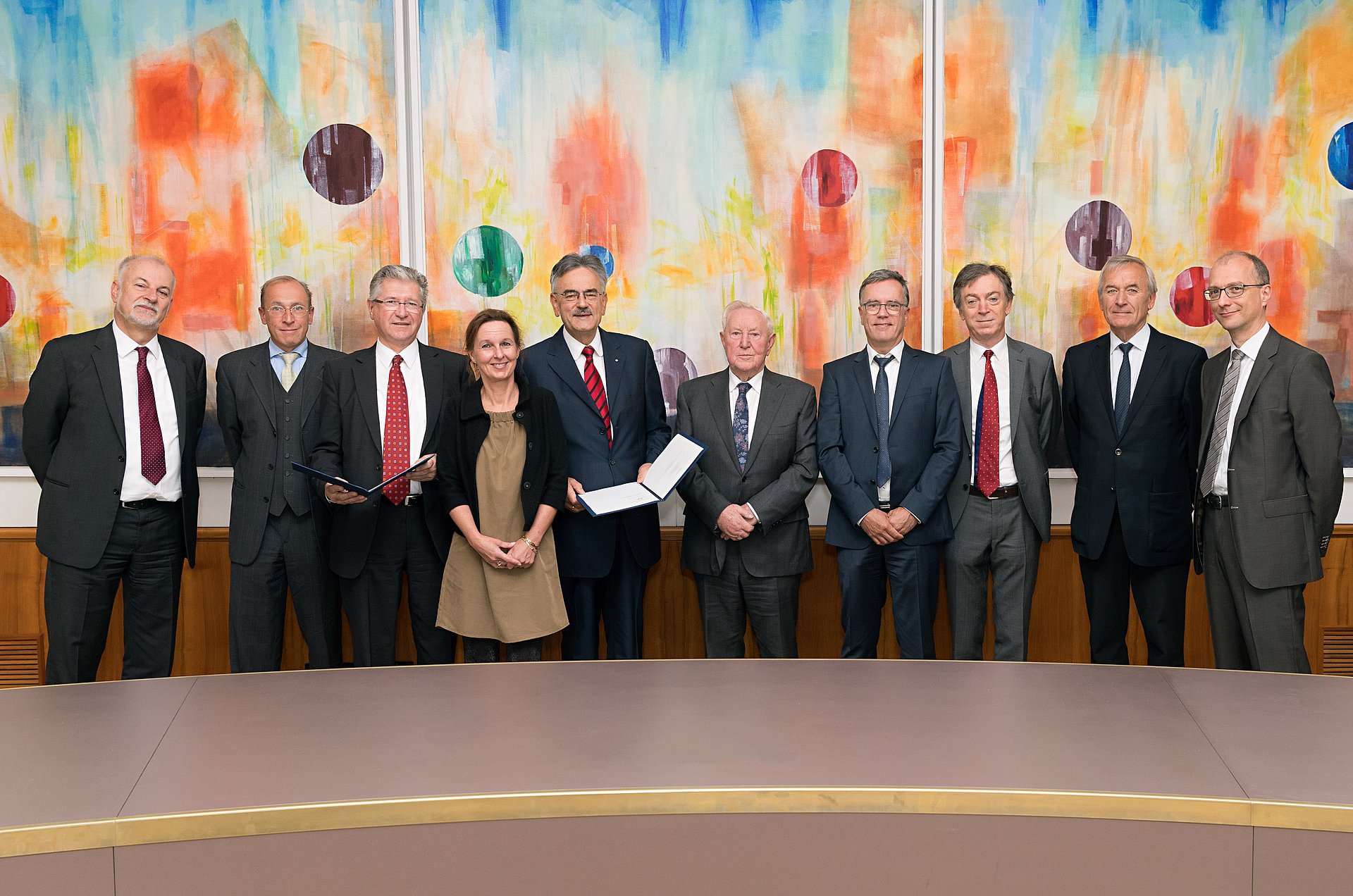 Vertragsunterzeichnung mit Vorsitzenden, Vorständen und weiteren Mitgliedern der Else Kröner Fresenius-Stiftung, den drei TUM-Professoren, dem TUM-Präsidenten Herrmann und Vertretern des Fundraising der TUM. (Bild: Benz / TUM)