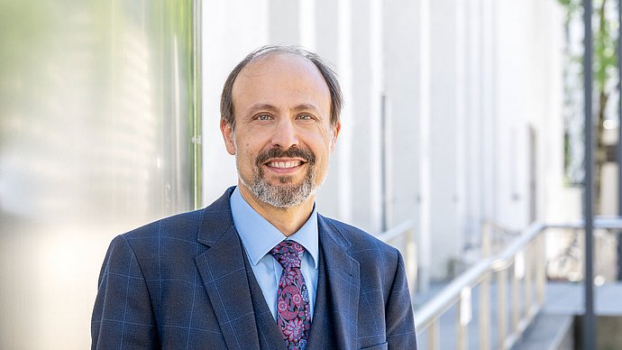 Prof. Stefan Gold