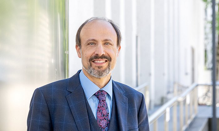 Prof. Stefan Gold