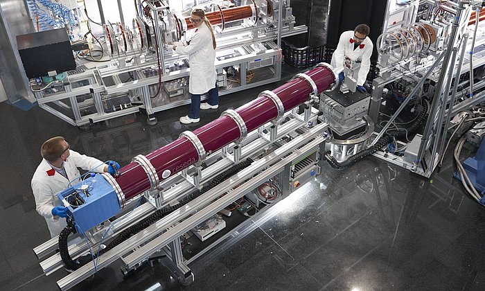 Forschungsteam des Heinz Maier-Leibnitz Zentrums am Resonanz-Spin-Echo-Spektrometer RESEDA an der Forschungs-Neutronenquelle Heinz Maier-Leibnitz (FRM II) der Technischen Universität München.