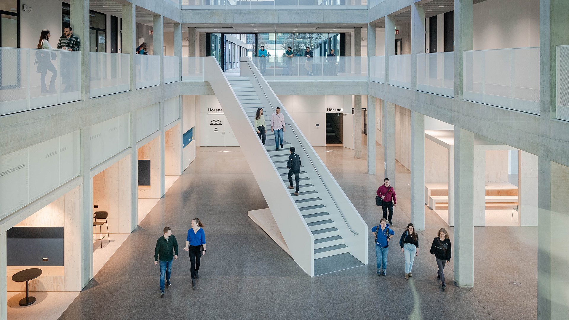 Students walking through the entrance hall of the newly finished building for the TUM Department of Electrical and Computer Engineering on the Garching campus (Image: Andreas Heddergott / TUM).
