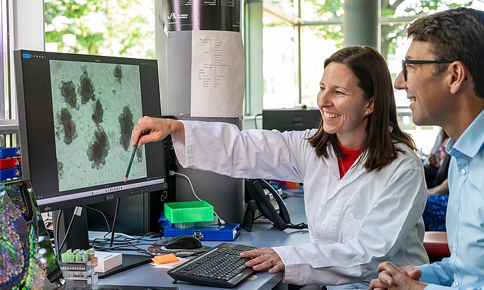 Prof. Dirk Haller and Dr. Olivia Coleman betrachten auf einem Bildschirm Bilder eines Darm-Organoids