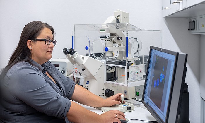 Dr. Sabrina Schreiner in her laboratory at the Institute of Virology at Helmholtz Zentrum München.