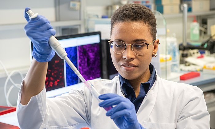 Gheo Idrissou, a researcher at TRR 267, working in the lab