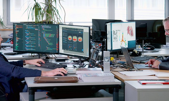 Prof. Wall (r) and Dr. Biehler at work on their virtual lung model.