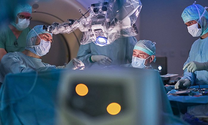 Ärzte bei einer Hirnoperation am TUM Klinikum Rechts der Isar 