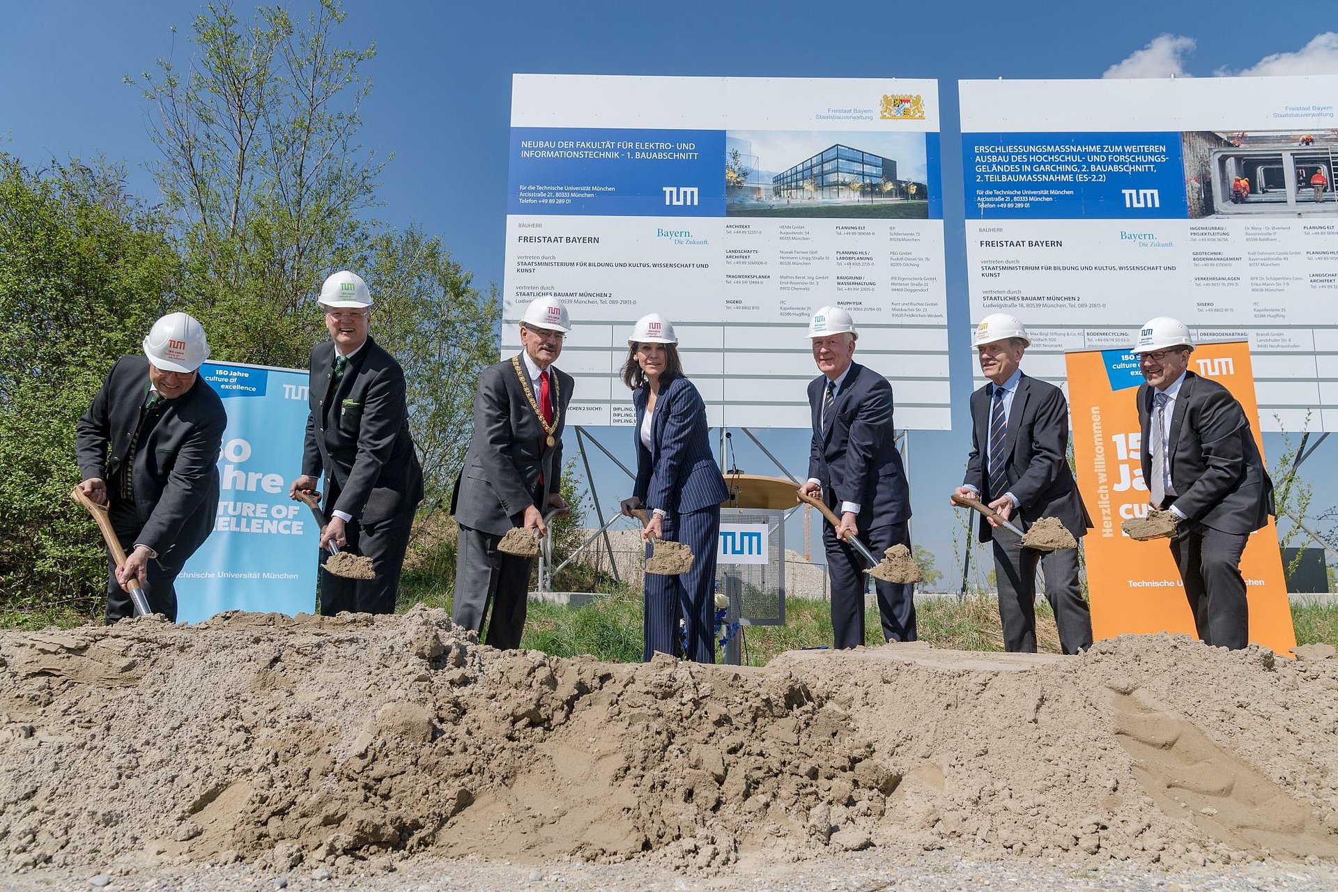 Spatenstich für den Neubau der Fakultät. Von links: TUM-Kanzler Albert Berger, Dr. Dietmar Gruchmann,  Bürgermeister der Stadt Garching, TUM-Präsident Wolfgang A. Herrmann, Wissenschaftsministerin Prof. Marion Kiechle,  Architekt Prof. Gunter Henn, Dr. Georg Freiherr von Waldenfels,  TUM Kuratoriumsvorsitzender und Dekan Prof. Wolfgang Utschick.