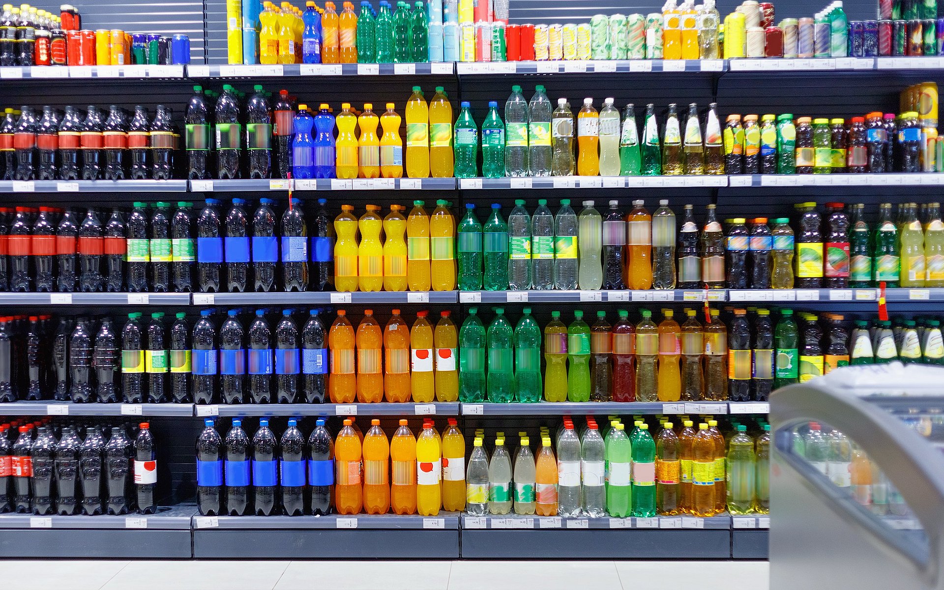 Ein Supermarkt-Regal mit Softdrinks
