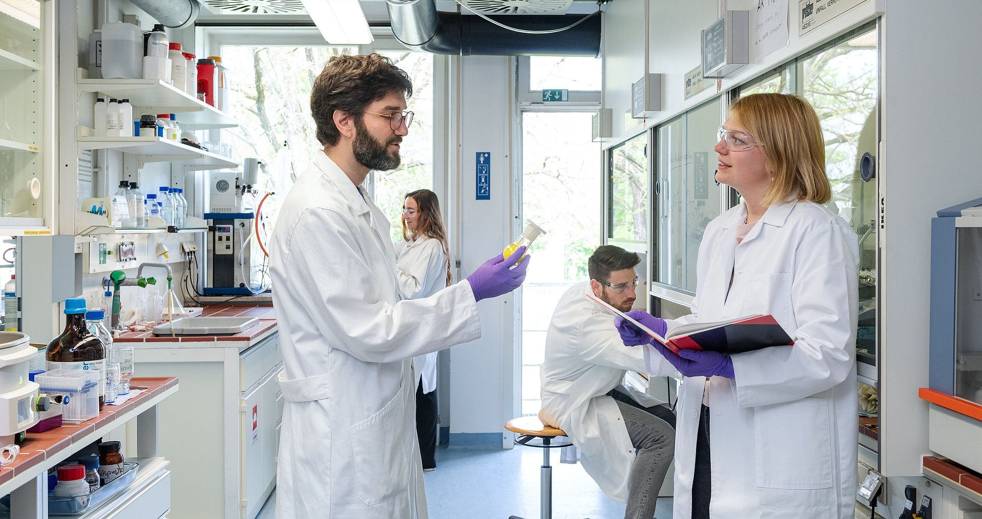 Dr. Guillaume Médard vom Lehrstuhl fuer Proteomik und Bioanalytik im Labor mit seiner Forschungsgruppe bei einer Besprechung.