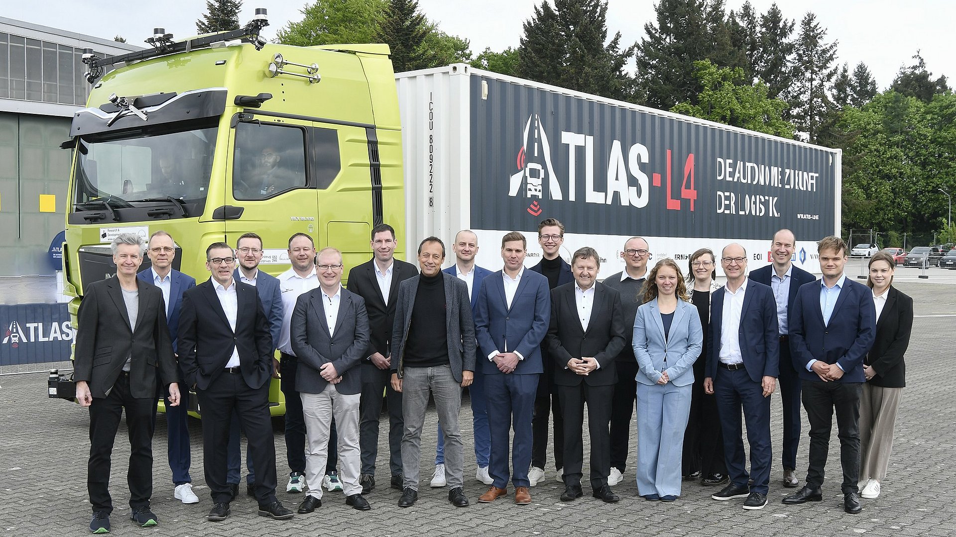 Successful together: representatives of the 12 project partners of the ATLAS-L4 project at the final event in Penzing with Ernst Stöckl-Pukall, Head of the ‘Digitalisation and Industry 4.0’ department at the Federal Ministry of Economics (front row, second from right).