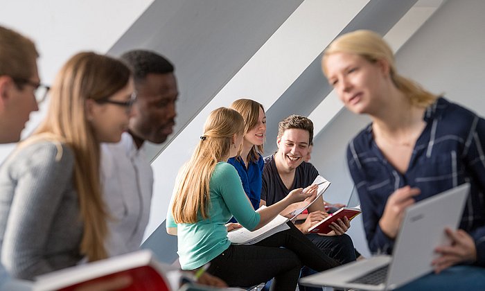 Wir bieten ein umfangreiches Fort- und Weiterbildungsprogramm, weil Bildung heute nicht mehr mit dem Studienabschluss endet. 