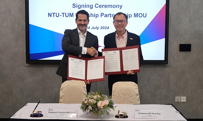TUM President Prof. Thomas F. Hofmann (left) and NTU President Prof. Ho Teck Hua agree on the flagship partnership in Singapore. 