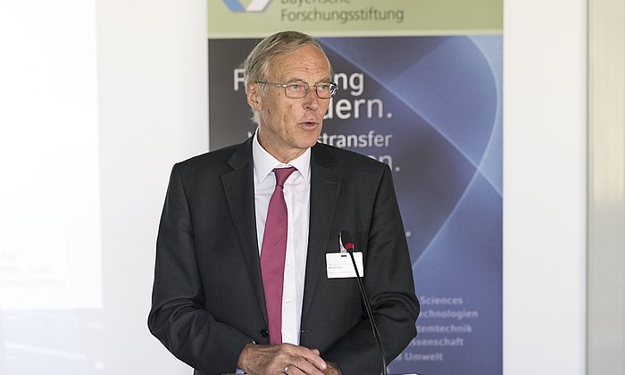 Prof. Arndt Bode, President of the Bavarian Research Foundation, presented the funding notifications to the research groups.