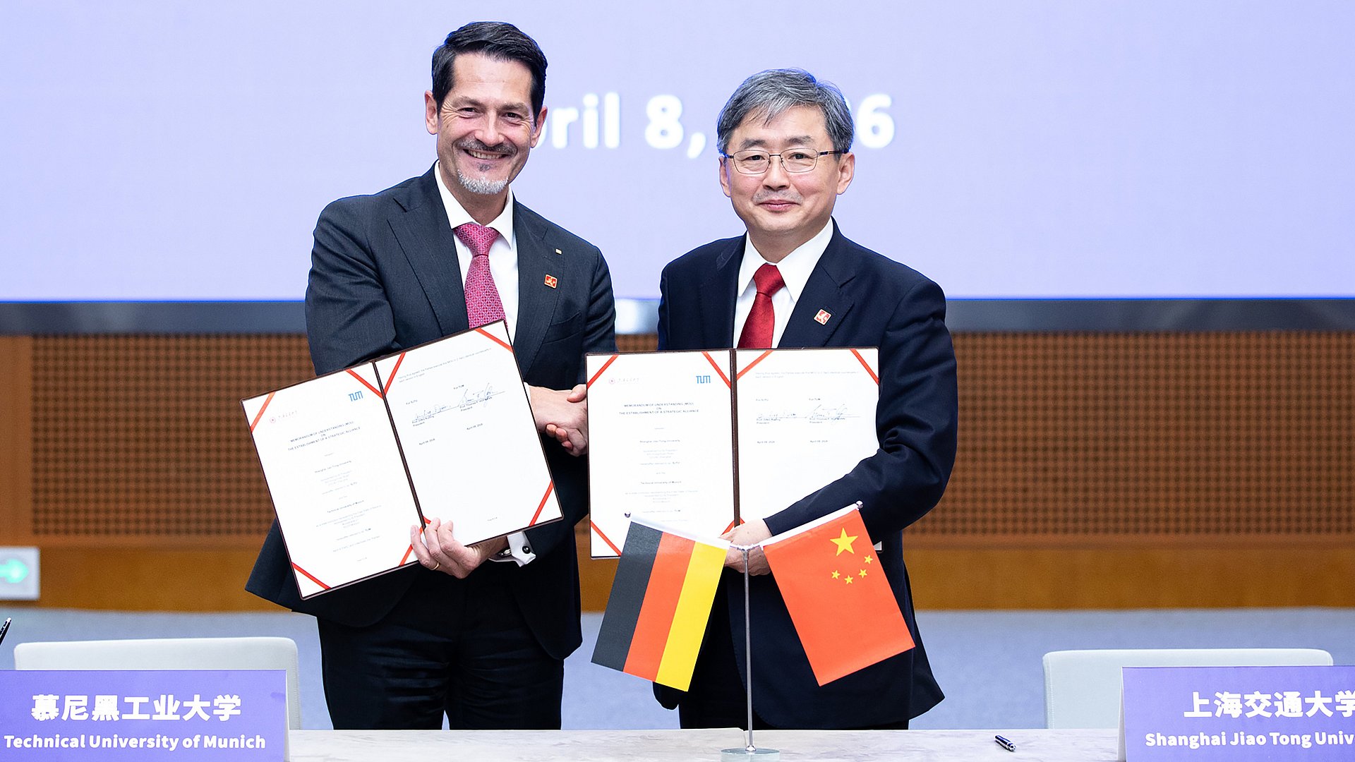 TUM President Thomas F. Hofmann (left) and Ding Kuiling, President of SJTU