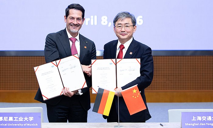 TUM President Thomas F. Hofmann (left) and Ding Kuiling, President of SJTU