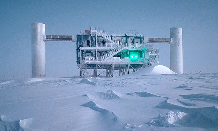 IceCube observatory in Antarktica - Photo: Emanuel Jacobi/NSF