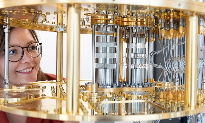 Wissenschaftlerin mit Quantencomputer an der TUM School of Computation, Information and Technology.