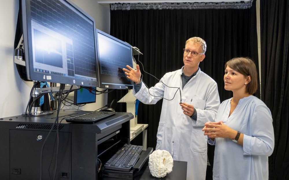 Prof. Julijana Gjorgijeva and Prof. Simon Jacob talk to each other in front of computer screens.