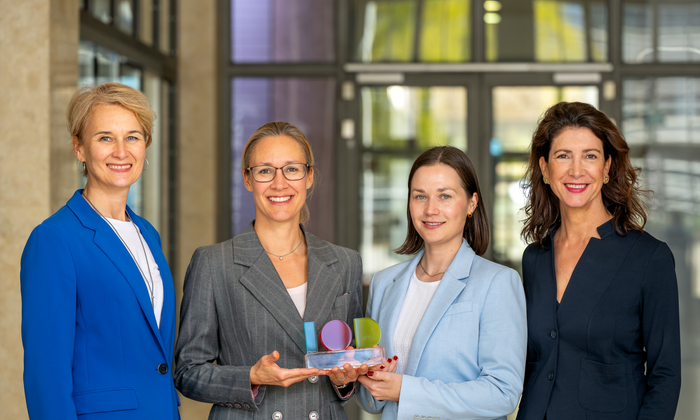 Vier Frauen, darunter Prof. Claudia Peus und Dr. Alina Gales, die den Impact of Diversity Award 2024 in den Händen halten
